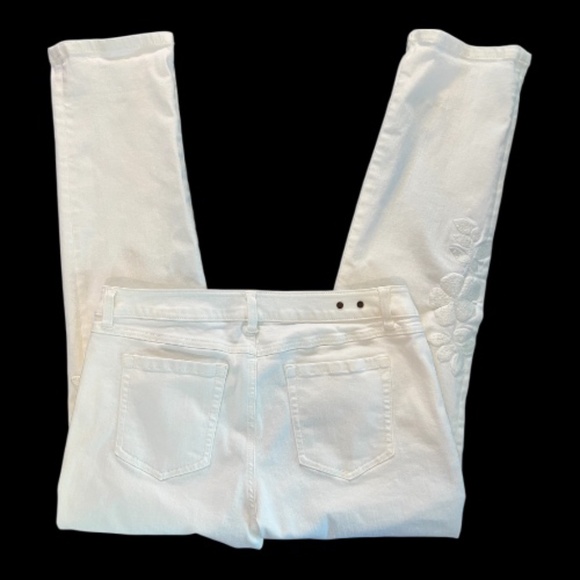 EUC Cabi white slim boyfriend jeans w/ floral appliqué – women’s size 10 - Picture 7 of 9